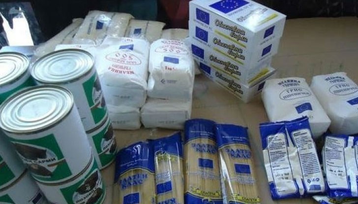 В хранителните пакети са включени стоки от първа необходимост - брашно, макарони, картофено пюре, консерви, сладки изделия