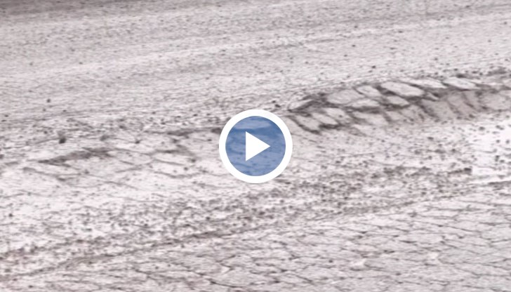 Освен дупките се виждат и стърчащи павета