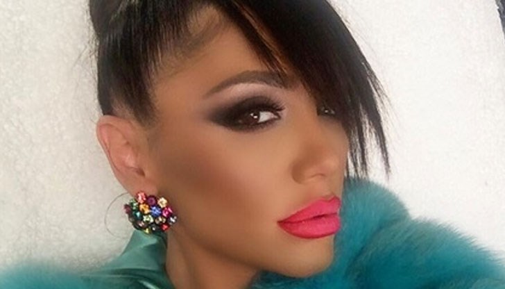 Яница пусна селфи с новите си силиконови устни