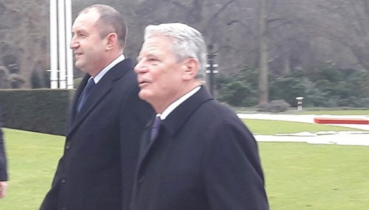 Двамата президенти приеха почетния армейски строй и влязоха в двореца с половинките си