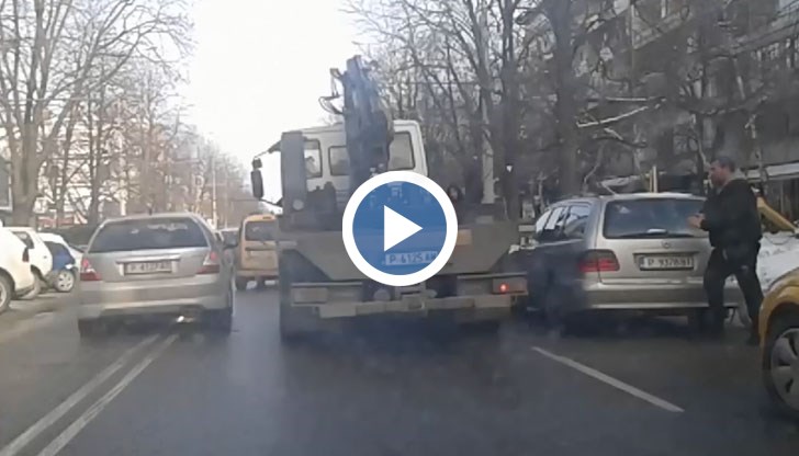 Докато се репатрира един автомобил се създава "тапа" и шофьорите навлизат в насрещното платно за движение