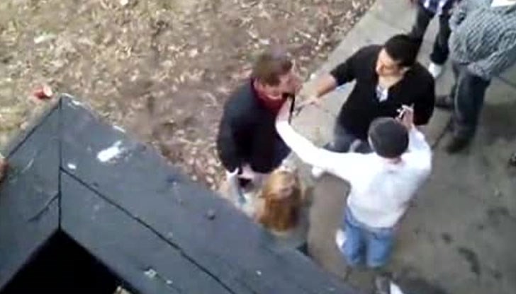 Момчета от 10-ти клас се сбиха в голямото междучасие, камери са заснели мелето / Снимката е илюстративна Момчета от 10-ти клас се сбиха в голямото междучасие, камери са заснели мелето / Снимката е илюстративна