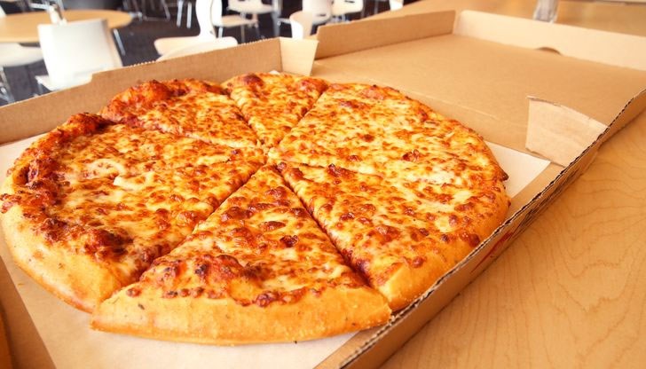 Непромокаемите опаковки за пици, хамбургери и други продукти за бързо хранене съдържат опасни съставки