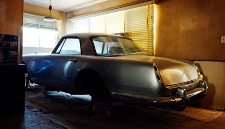 Мъжът зазидал колата в средата на 80-те години на миналия век, тъй като се страхувал да не ѝ се случи нещо