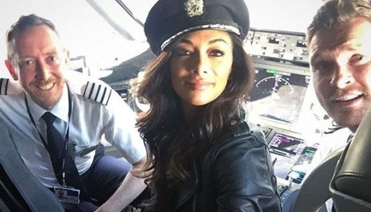 Никол Шерцингер отпътува от Лондон и се направи, че кара самолета Никол Шерцингер отпътува от Лондон и се направи, че кара самолета