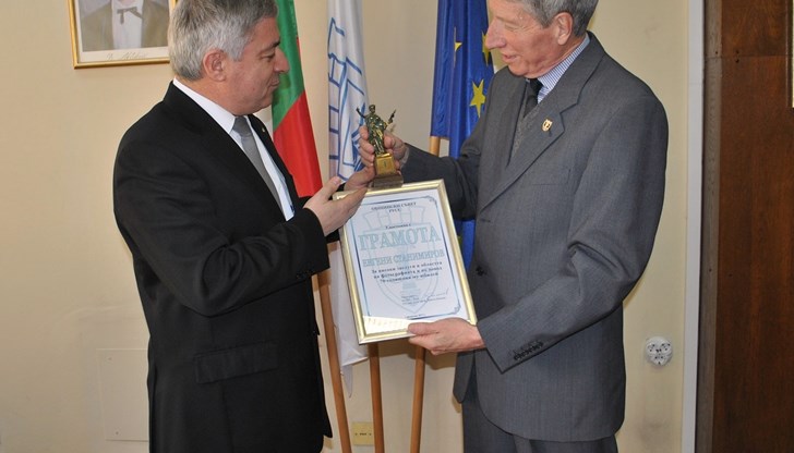 Днес русенският фотограф Евгени Станимиров се срещна с председателя на Общински съвет Русе