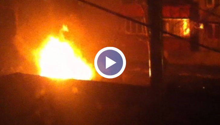 Видео кадри от пожара, станал тази нощ в Русе