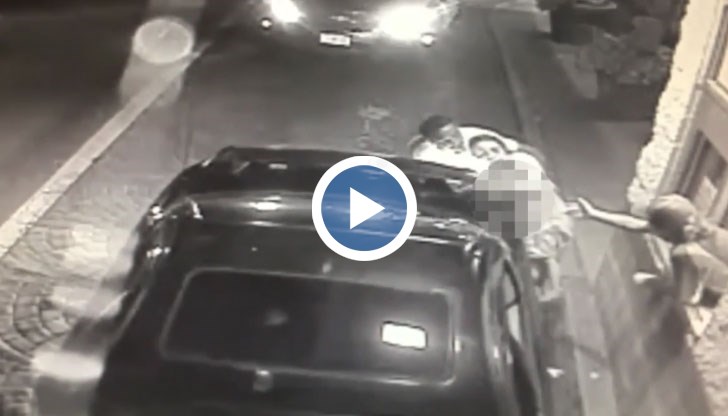 Майка отчаяно се опитва да предаде малко си дете на Макдоналдс драйв работник