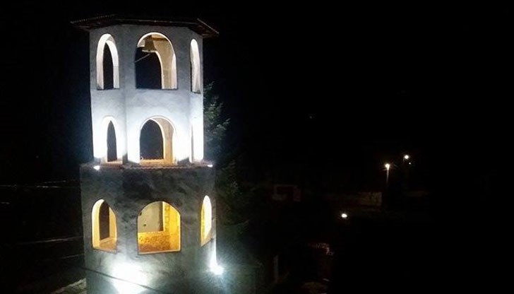 Двамата млади даряват част от събраните пари на сватбата им за осветление на камбанарията на църквата