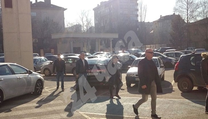 Той вървеше свободно с черни очила и по нищо не личеше в походката му за болестите в опорно-двигателната му система, за които по-рано вещо лице съобщи