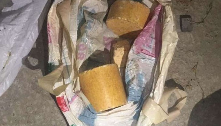 Открити и иззети са общо 10 броя пресовки тротил, с тегло  около 4 килограма