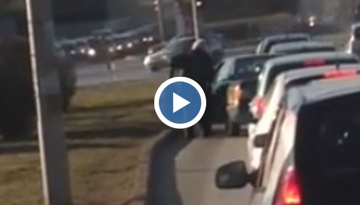 Докато човекът е чакал в задръстване, го е налегнала физиологична нужда