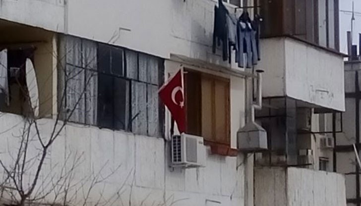 Според бивш армейски офицер, в чужда държава то може да бъде издигнато само над посолство или консулство Според бивш армейски офицер, в чужда държава то може да бъде издигнато само над посолство или консулство