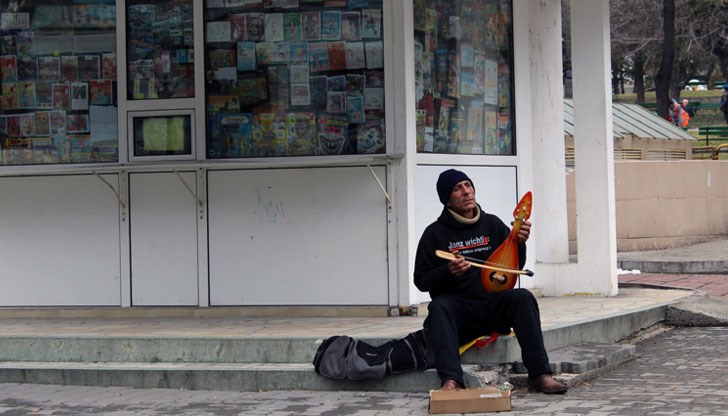 Четирима мургави мъже обират мъжа, чупят му гъдулката и си тръгват спокойно Четирима мургави мъже обират мъжа, чупят му гъдулката и си тръгват спокойно