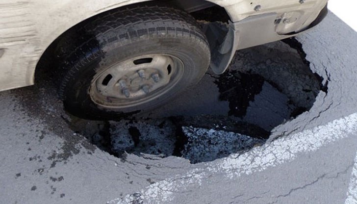 Пътните полицаи решили, че шофьора карал с превишена скорост и затова "скокнал" в дупката.../ Снимката е илюстративна/