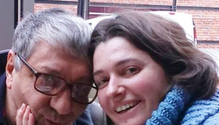 Да, това е моята жена до мен, казва се Диана. Щастлив съм! Да, това е моята жена до мен, казва се Диана. Щастлив съм!