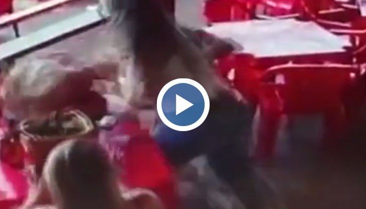 Брюнетката удря мъжа по главата и хваща блондинката за косата