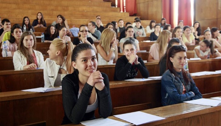 Близо 3 000 от студентите ще получат по 200 лева еднократно за специални постижения