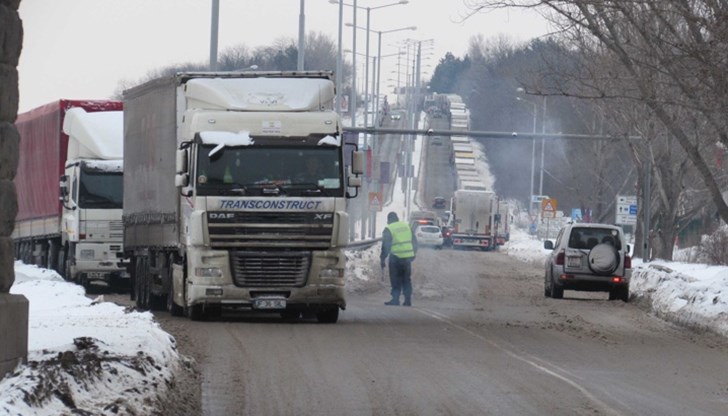 Има 11 километра колона от ТИР-ве Има 11 километра колона от ТИР-ве