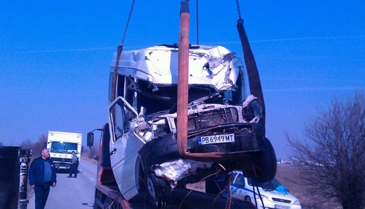 37-годишният Стоян катастрофира тежко с микробуса си и почина 37-годишният Стоян катастрофира тежко с микробуса си и почина