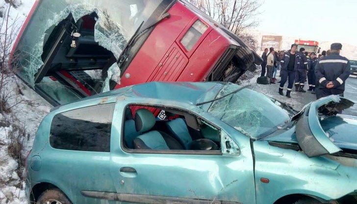 Шофьорът на автобуса се е опитал да не блъсне колата и се озовава в канавката