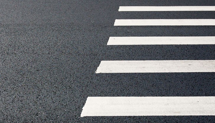 Жената е блъсната на пешеходна пътека