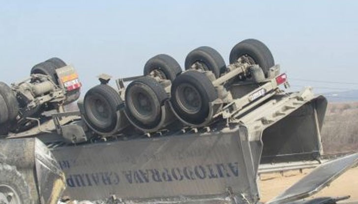 ТИР се обърна на магистрала „Хемус” и разпиля зърно по нея