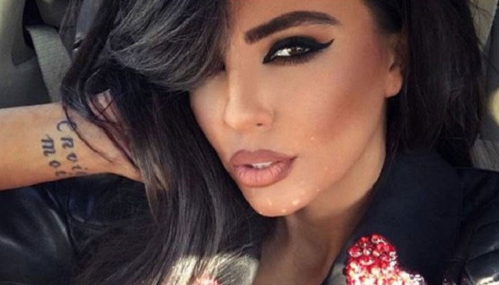 Телефонът е гравиран с името й