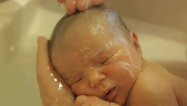 Облечени като пилета, бебенцата посрещат Китайската нова година