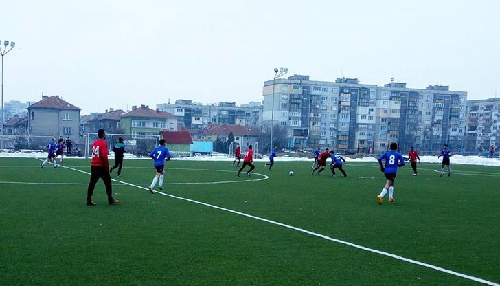 Двубоят се игра на добре подготвения изкуствен терен на стадион „Дунав“ в Русе