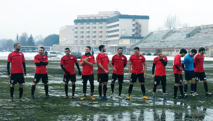 Локомотив се бори с кал и студенти в първата си контрола от зимната подготовка