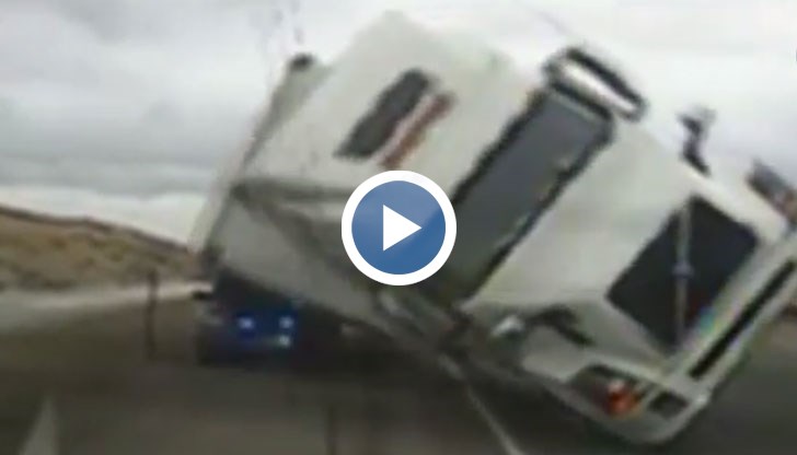 Вятър със скорост 150 километра в час преобърна камион върху полицейски автомобил