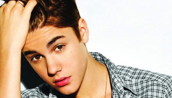 Бийбър бе щракнат докато отключва колата си и пие зелен сок