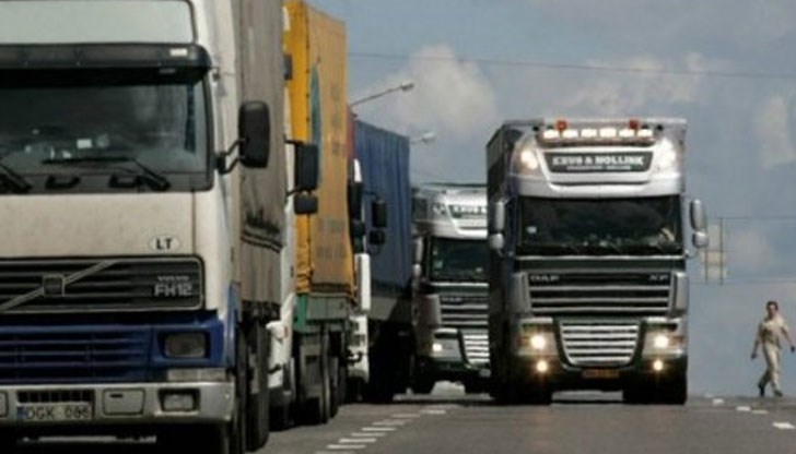 Товарните автомобили над 12 тона, пътуващи за Варна и Русе, могат да преминават по Подбалканкия път I-6 София – Казанлък – Гурково