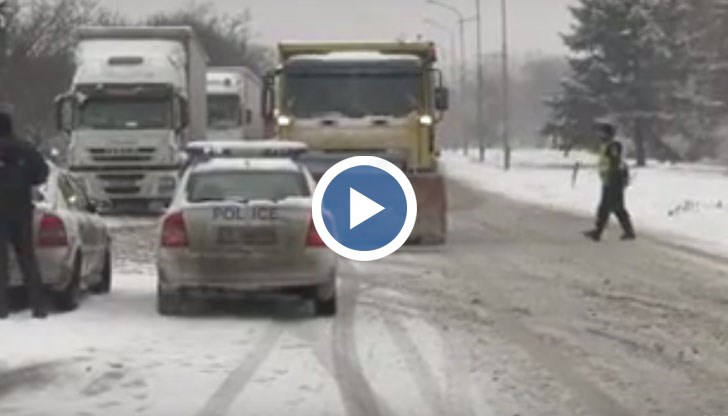 Наложи се снегорини да издърпат авариралите камиони