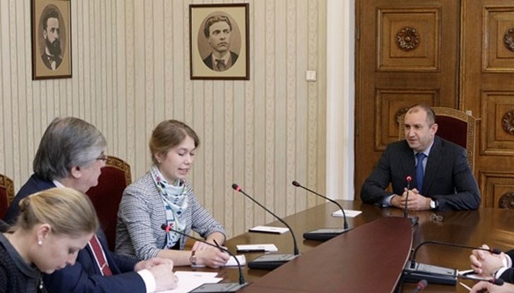 По време на разговора държавният глава Румен Радев и посланик Макаров направиха преглед на двустранните отношения