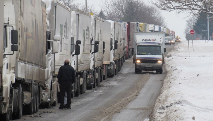 Колоната от чакащи камиони вече е достигнала 10 километра Колоната от чакащи камиони вече е достигнала 10 километра