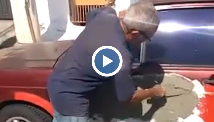 Ентусиастът шпаклова повредената врата на колата си все едно зида къща...