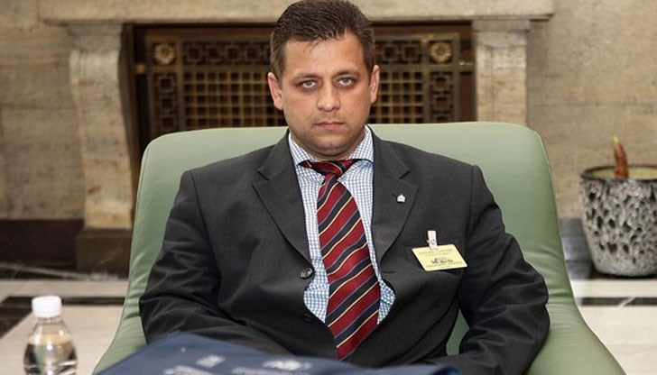 Вчера съвременният Бай Ганьо чакаше да го спаси някой си генерал Борисов от СИК, днес чака да го спаси някой си натовски стратег - генерал Радев Вчера съвременният Бай Ганьо чакаше да го спаси някой си генерал Борисов от СИК, днес чака да го спаси някой си натовски стратег - генерал Радев