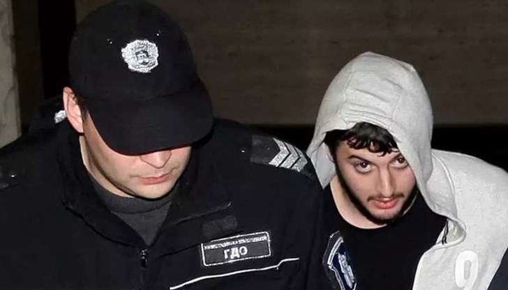 Една от съученичките му не издържа на напрежението и проговаря Една от съученичките му не издържа на напрежението и проговаря