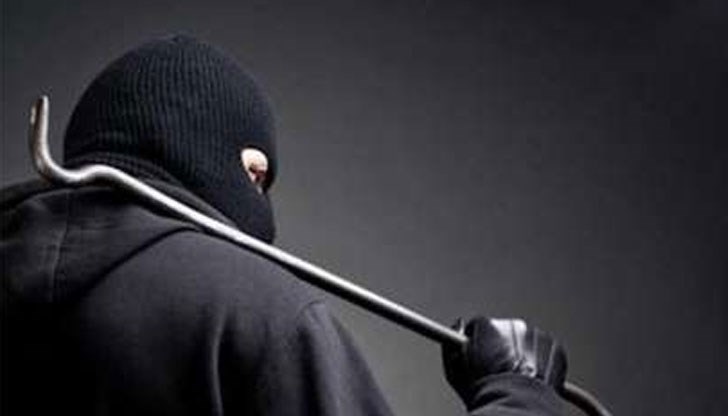 Крадците са отмъкнали метална каса