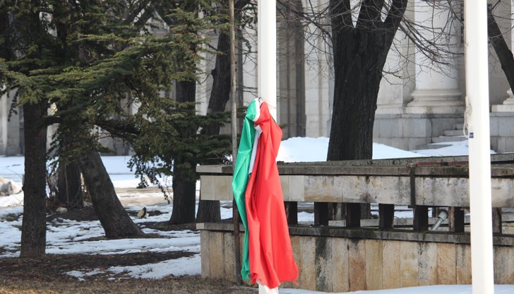 Интересно защо българското знаме е свалено от пилона пред гарата в Русе, а останалите са издигнати