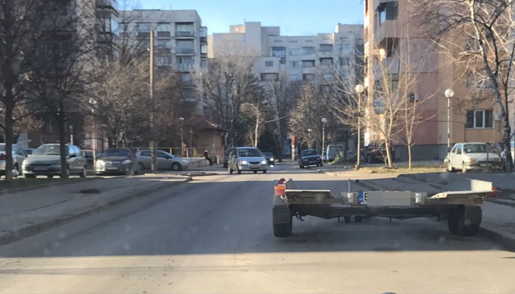 Платформа, зарязана на улицата, пречи на шофьори в Русе
