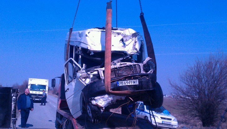 37-годишен шофьор от Кричим загина, след като микробусът му „Фолксваген” се преобърнал в крайпътна канавка