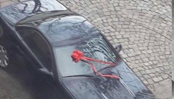 Романтичният мъж дори сложил червена панделка на прозореца с поздрав за празника