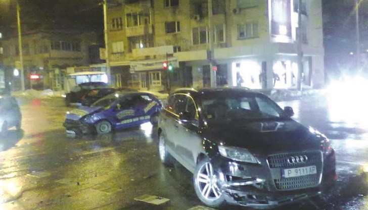 Ударът е между служебен автомобил "Пежо" и джип "Ауди"