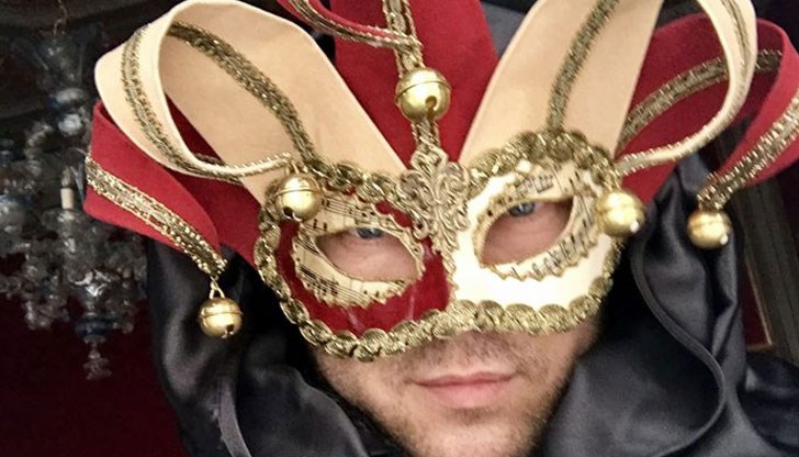 Наметало от черен сатен и анонимна венецианска маска. Днес мога да съм всеки. Карнавал, идвам!