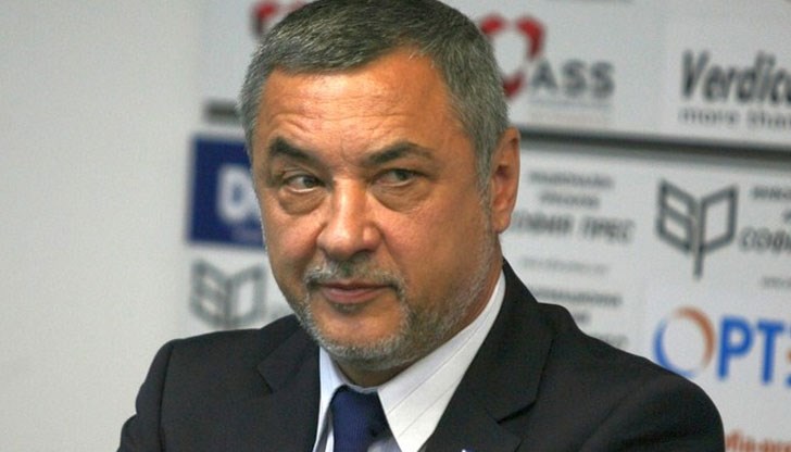 На Валери Симеонов му писна да отговаря на въпроси за скандалното напускане на Байрактаров На Валери Симеонов му писна да отговаря на въпроси за скандалното напускане на Байрактаров