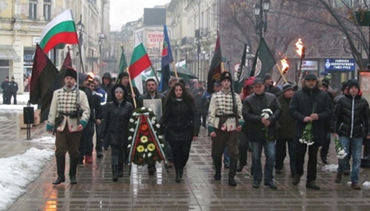 Традиционно факелно шествие преминa по централните улици в Русе в памет на Васил Левски
