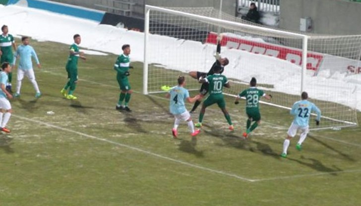 Срещата се игра пред празни трибуни